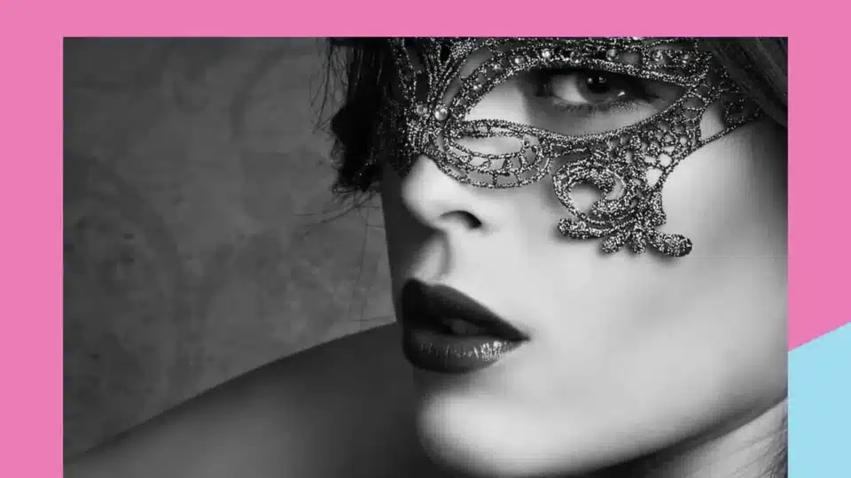 Ein Frauengesicht mit Spitzenmaske in Schwarz-Weiß, Motiv von Le Son du Désir