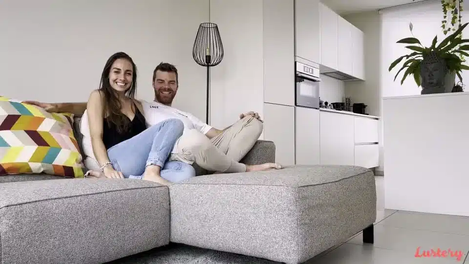 Ein lächelndes Paar auf einem Sofa, Bild der Plattform Lustery